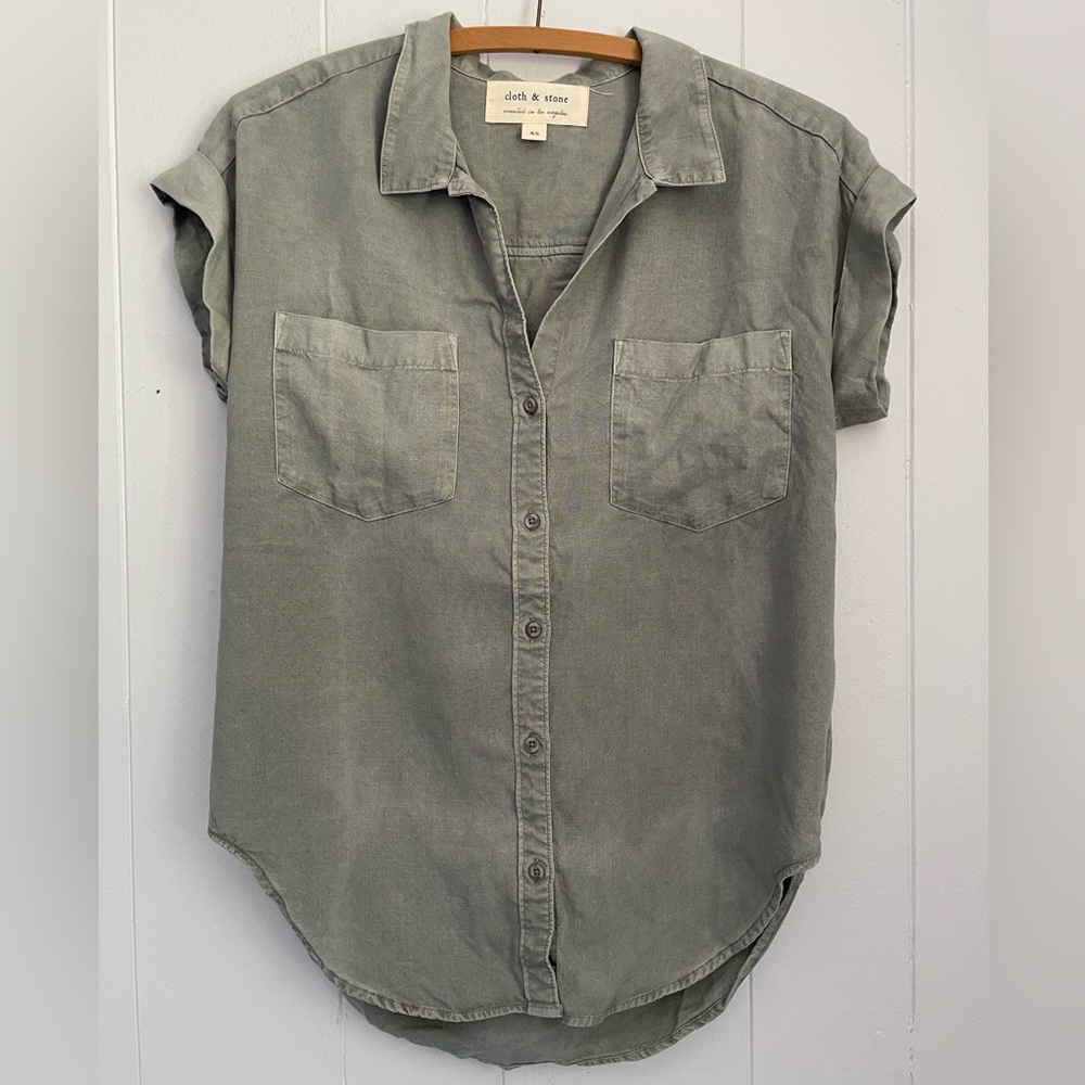 Cloth & Stone Light Gray Button Down Short Sleeve Shirt